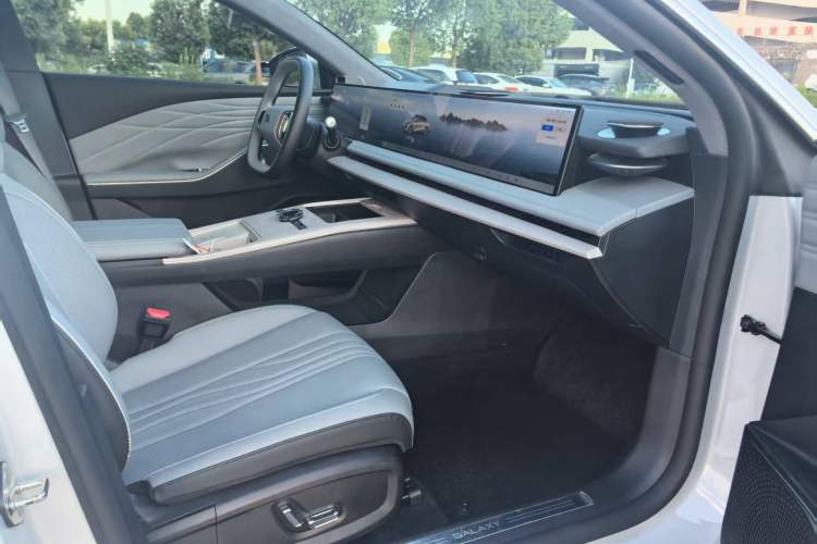 Used Geely Galaxy E8 2024 665 km Range Rear-Drive Starship Long-Range Version Interior 14
