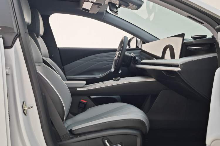 Used Geely Galaxy E8 2024 550 km Range Rear-Wheel-Drive PRO Interior 3