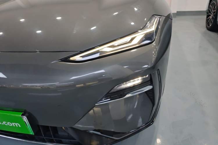 Used Geely Galaxy E8 2024 665 km Range Rear-Drive Starship Long-Range Version Left Front Headlight