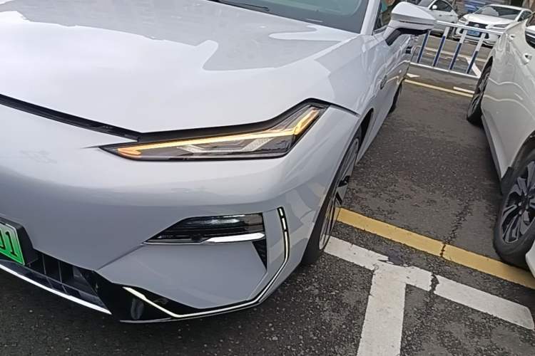 Used Geely Galaxy E8 2024 665 km Range Rear-Drive Starship Long-Range Version Left Front Headlight