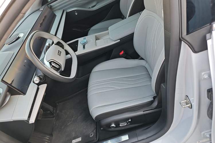 Used Geely Galaxy E8 2024 665 km Range Rear-Drive Starship Long-Range Version Left Front Seat