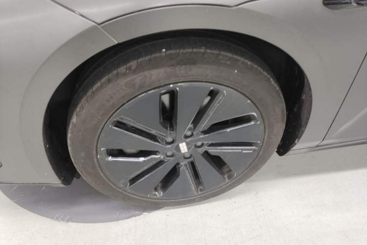 Used Geely Galaxy E8 2024 665 km Range Rear-Drive Starship Long-Range Version Left Front Wheel Hub
