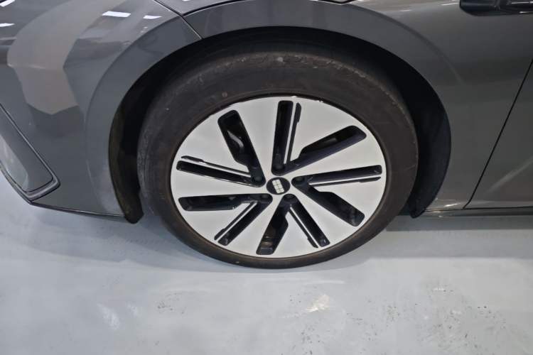 Used Geely Galaxy E8 2024 665 km Range Rear-Drive Starship Long-Range Version Left Front Wheel Hub