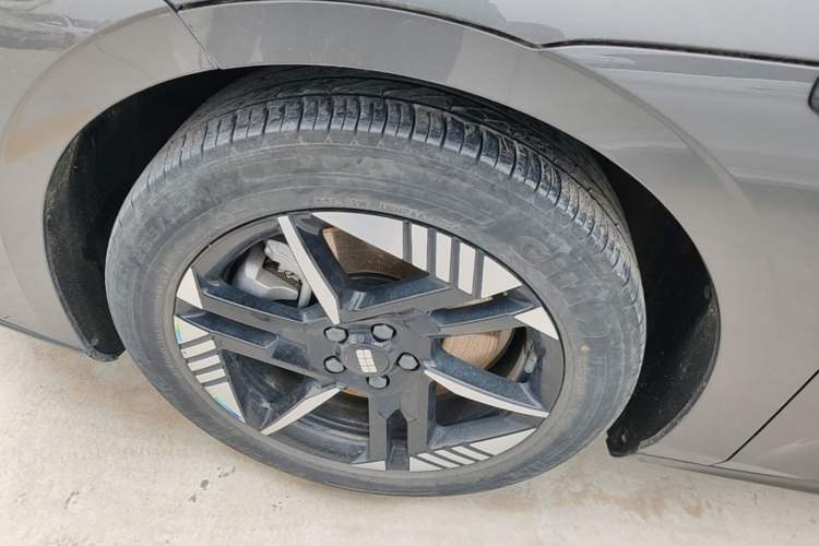 Used Geely Galaxy E8 2024 550 km Range Rear-Drive Dragon Edition Left Front Wheel Hub