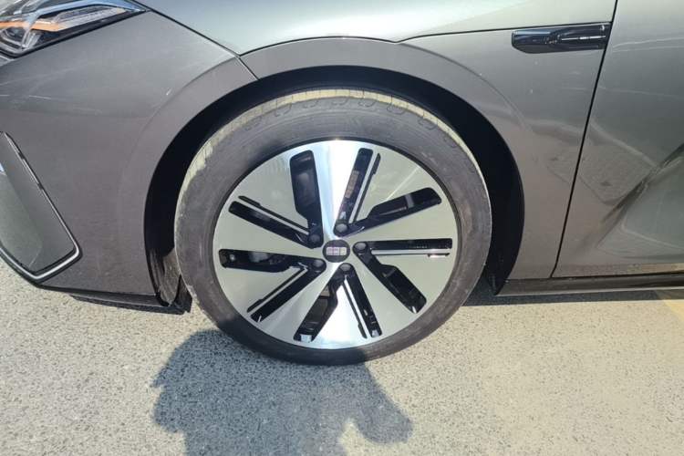 Used Geely Galaxy E8 2024 665 km Range Rear-Drive Starship Long-Range Version Left Front Wheel Hub