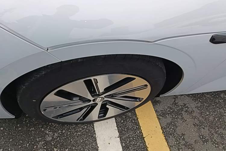 Used Geely Galaxy E8 2024 665 km Range Rear-Drive Starship Long-Range Version Left Front Wheel Hub