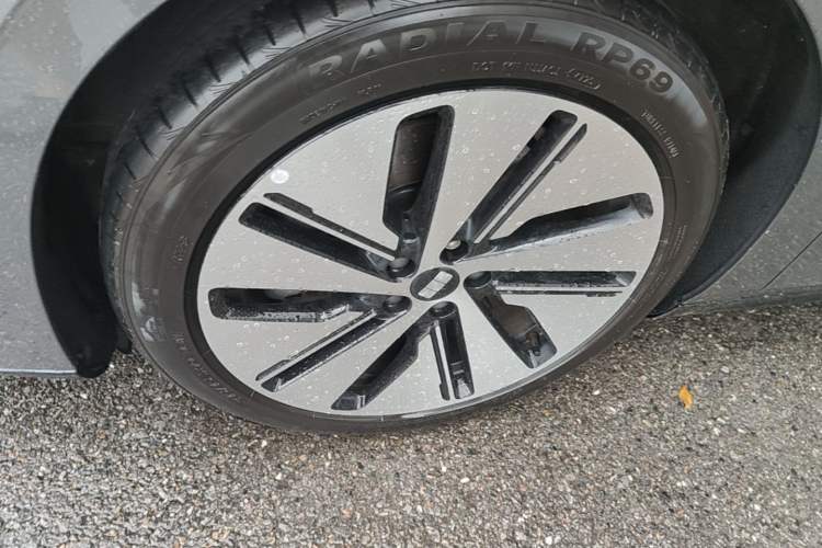 Used Geely Galaxy E8 2024 550 km Range Rear-Drive MAX Left Front Wheel Hub