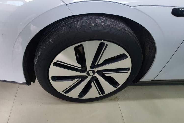 Used Geely Galaxy E8 2024 665 km Range Rear-Drive Starship Long-Range Version Left Front Wheel Hub