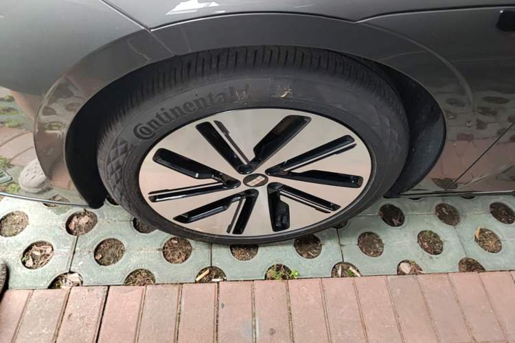 Used Geely Galaxy E8 2024 550 km Range Rear-Drive MAX Left Front Wheel Hub