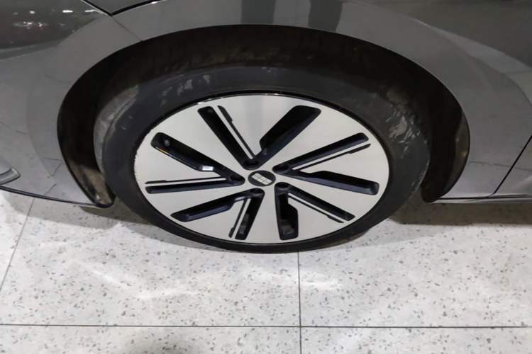 Used Geely Galaxy E8 2024 550 km Range Rear-Drive MAX Left Front Wheel Hub