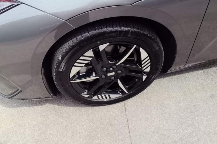 Used Geely Galaxy E8 2024 550 km Range Rear-Drive Dragon Edition Left Front Wheel Hub