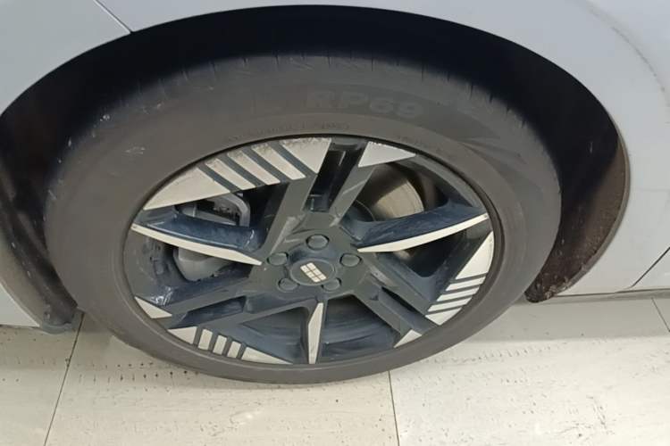 Used Geely Galaxy E8 2024 550 km Range Rear-Drive Dragon Edition Left Front Wheel Hub