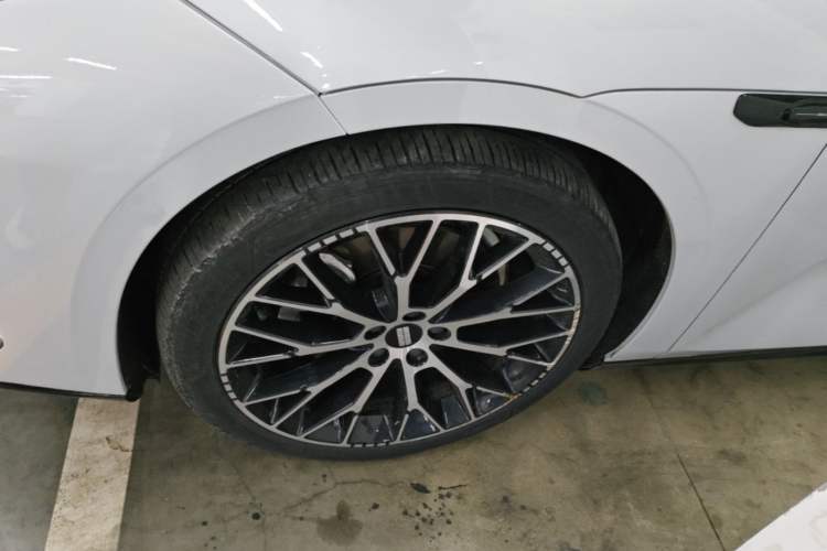 Used Geely Galaxy E8 2024 620 km All-Wheel-Drive Starship Performance Edition Left Front Wheel Hub