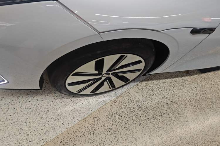 Used Geely Galaxy E8 2024 665 km Range Rear-Drive Starship Long-Range Version Left Front Wheel Hub