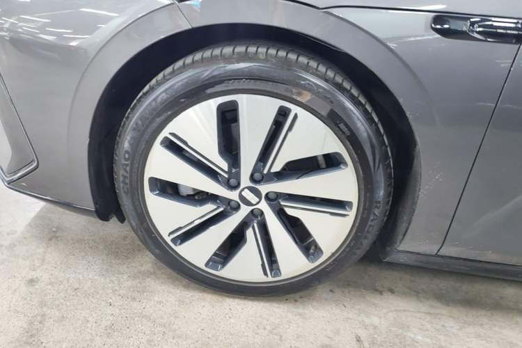 Used Geely Galaxy E8 2024 550 km Range Rear-Drive MAX Left Front Wheel Hub