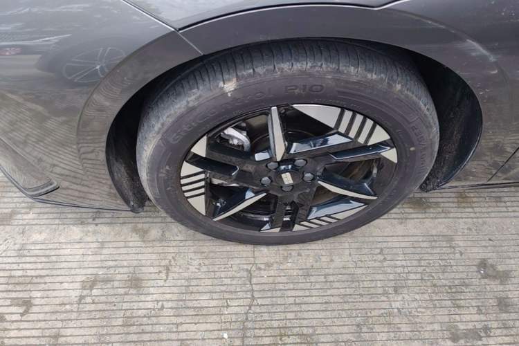 Used Geely Galaxy E8 2024 550 km Range Rear-Drive Dragon Edition Left Front Wheel Hub