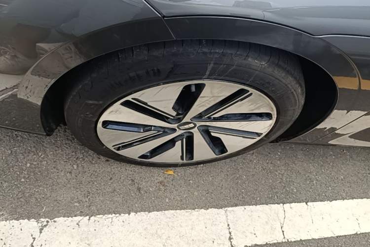 Used Geely Galaxy E8 2024 665 km Range Rear-Drive Starship Long-Range Version Left Front Wheel Hub