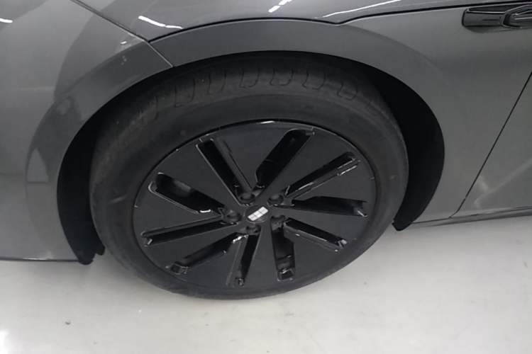 Used Geely Galaxy E8 2024 665 km Range Rear-Drive Starship Long-Range Version Left Front Wheel Hub