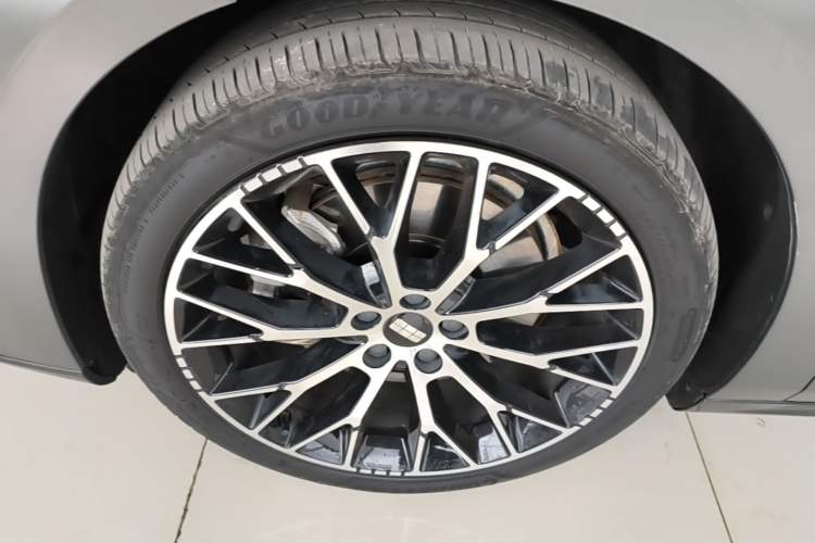 Used Geely Galaxy E8 2024 620 km All-Wheel-Drive Dragon Edition Left Front Wheel Hub
