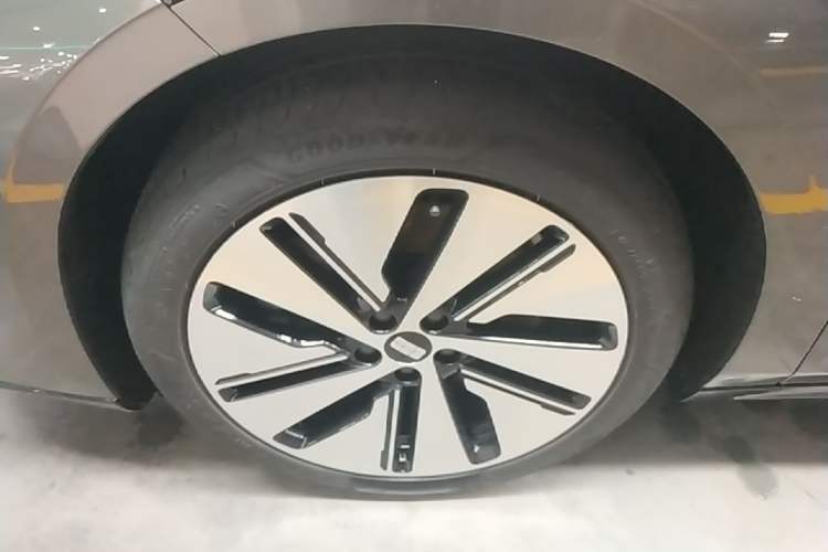 Used Geely Galaxy E8 2024 665 km Range Rear-Drive Starship Long-Range Version Left Front Wheel Hub