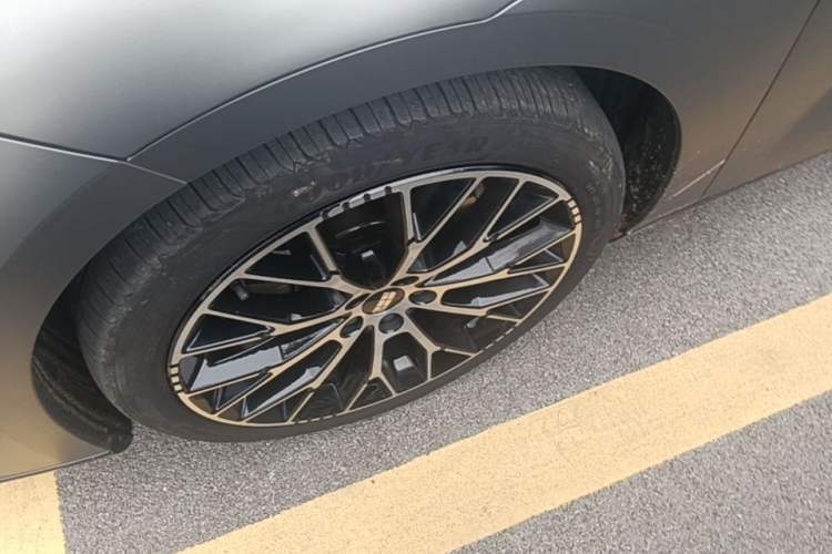 Used Geely Galaxy E8 2024 620 km All-Wheel-Drive Starship Performance Edition Left Front Wheel Hub