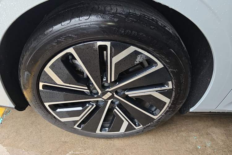 Used Geely Galaxy E8 2024 665 km Range Rear-Drive Starship Long-Range Version Left Front Wheel Hub
