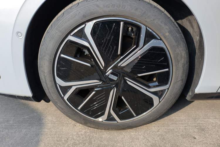 Used Geely Galaxy E8 2024 665 km Range Rear-Drive Starship Intelligent Driving Version Left Front Wheel Hub