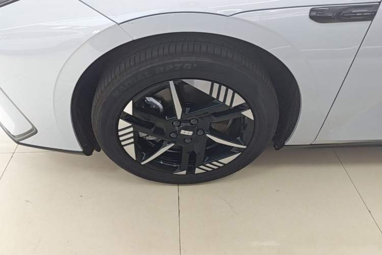 Used Geely Galaxy E8 2024 550 km Range Rear-Wheel-Drive PRO Left Front Wheel Hub
