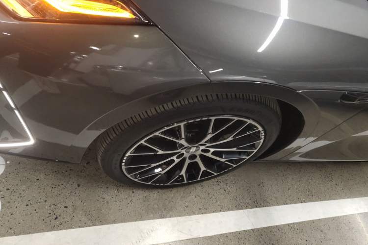 Used Geely Galaxy E8 2024 620 km All-Wheel-Drive Starship Performance Edition Left Front Wheel Hub