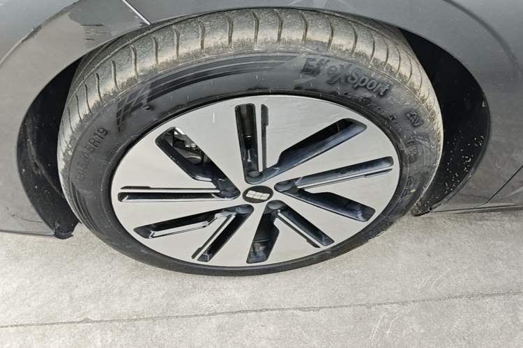 Used Geely Galaxy E8 2024 665 km Range Rear-Drive Starship Long-Range Version Left Front Wheel Hub