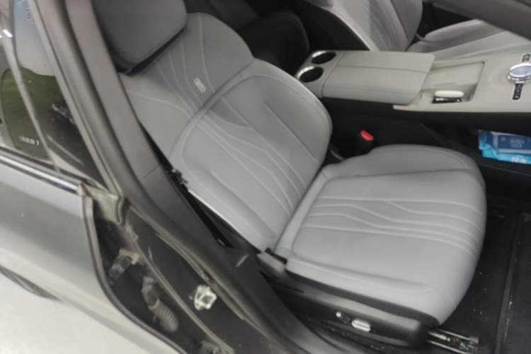 Used Geely Galaxy E8 2024 665 km Range Rear-Drive Starship Long-Range Version Right Front Seat