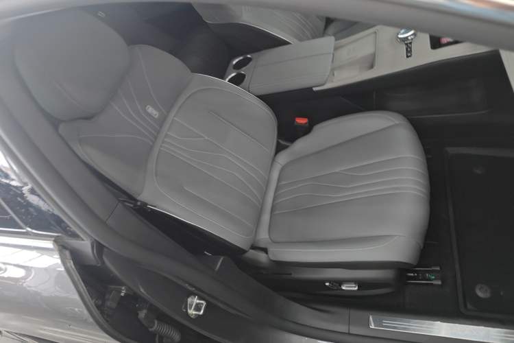 Used Geely Galaxy E8 2024 665 km Range Rear-Drive Starship Long-Range Version Right Front Seat