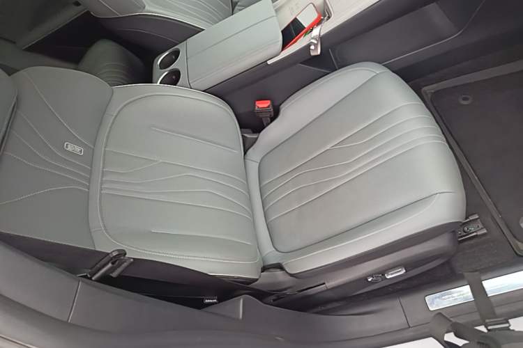 Used Geely Galaxy E8 2024 665 km Range Rear-Drive Starship Long-Range Version Right Front Seat