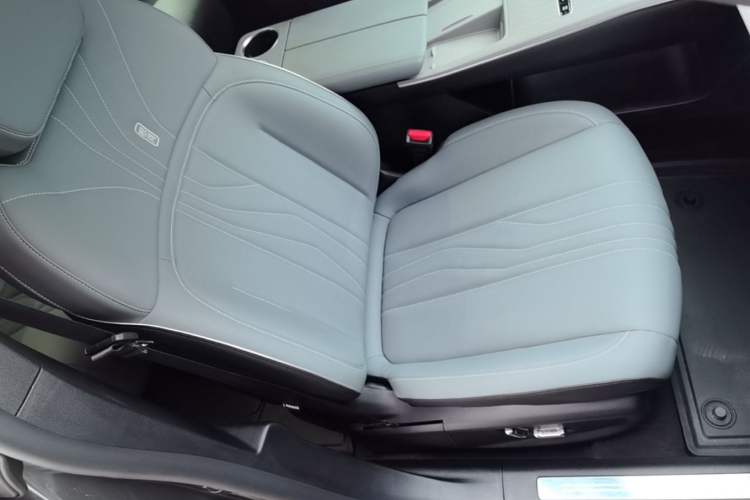 Used Geely Galaxy E8 2024 550 km Range Rear-Drive Dragon Edition Right Front Seat