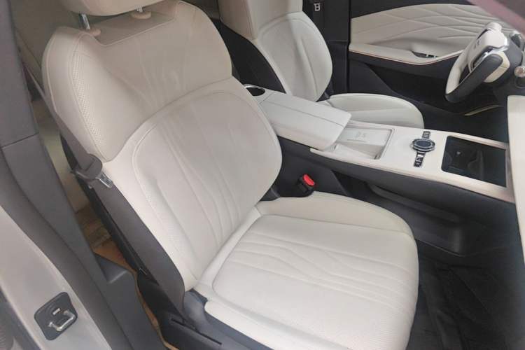Used Geely Galaxy E8 2024 665 km Range Rear-Drive Starship Long-Range Version Right Front Seat