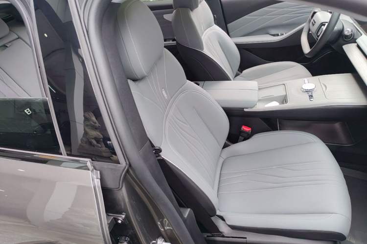 Used Geely Galaxy E8 2024 550 km Range Rear-Drive Dragon Edition Right Front Seat