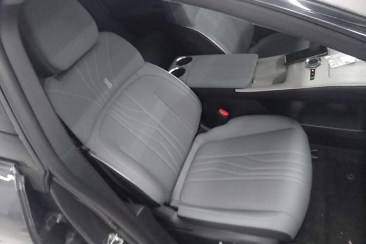 Used Geely Galaxy E8 2024 665 km Range Rear-Drive Starship Long-Range Version Right Front Seat