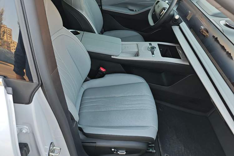 Used Geely Galaxy E8 2024 665 km Range Rear-Drive Starship Long-Range Version Right Front Seat