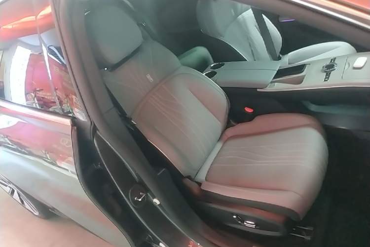 Used Geely Galaxy E8 2024 665 km Range Rear-Drive Starship Long-Range Version Right Front Seat