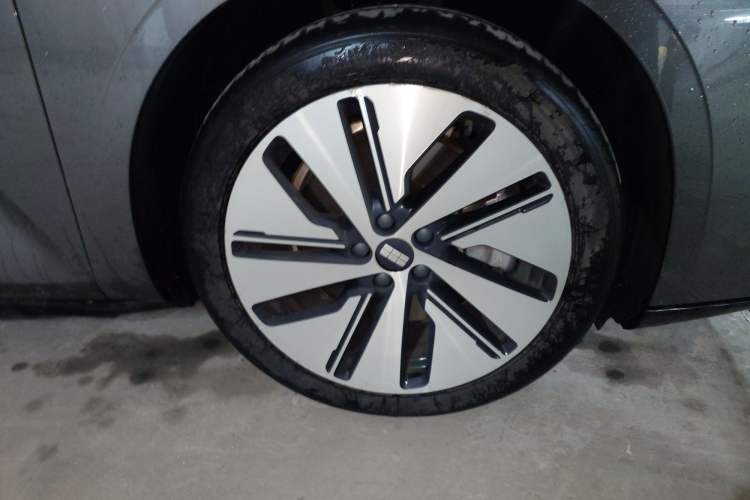 Used Geely Galaxy E8 2024 550 km Range Rear-Drive MAX Right Front Wheel Hub