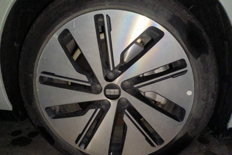 Used Geely Galaxy E8 2024 550 km Range Rear-Drive MAX Right Front Wheel Hub