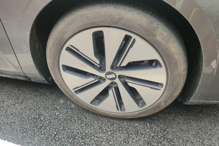 Used Geely Galaxy E8 2024 550 km Range Rear-Drive MAX Right Front Wheel Hub