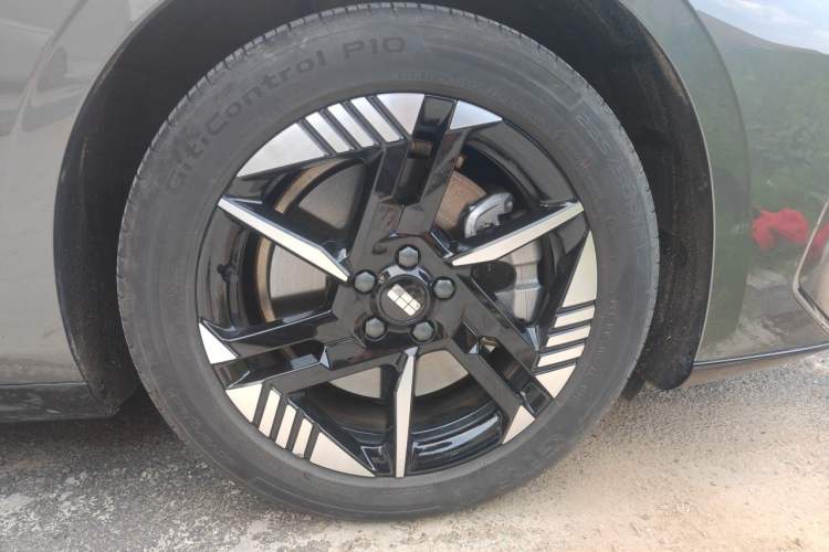 Used Geely Galaxy E8 2024 550 km Range Rear-Wheel-Drive PRO Right Front Wheel Hub