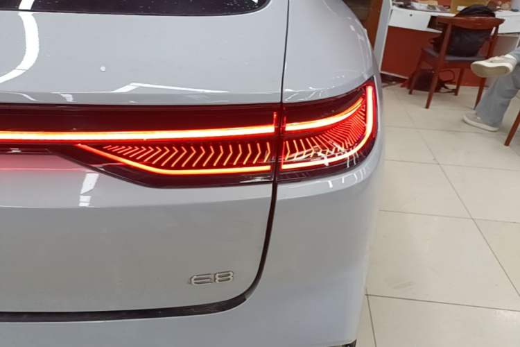 Used Geely Galaxy E8 2024 550 km Range Rear-Drive Dragon Edition Right Rear Taillight