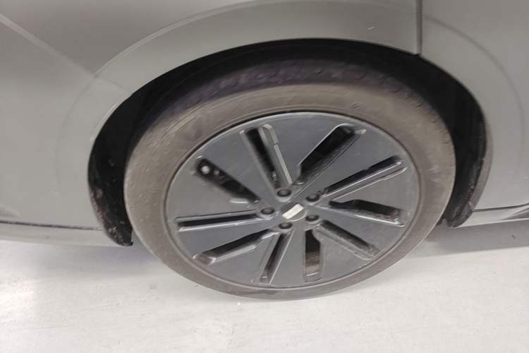 Used Geely Galaxy E8 2024 665 km Range Rear-Drive Starship Long-Range Version Right Rear Wheel Hub
