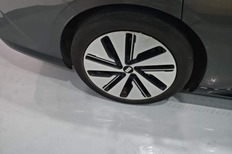 Used Geely Galaxy E8 2024 665 km Range Rear-Drive Starship Long-Range Version Right Rear Wheel Hub