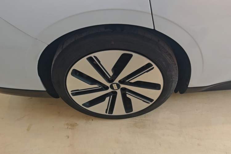 Used Geely Galaxy E8 2024 550 km Range Rear-Drive MAX Right Rear Wheel Hub