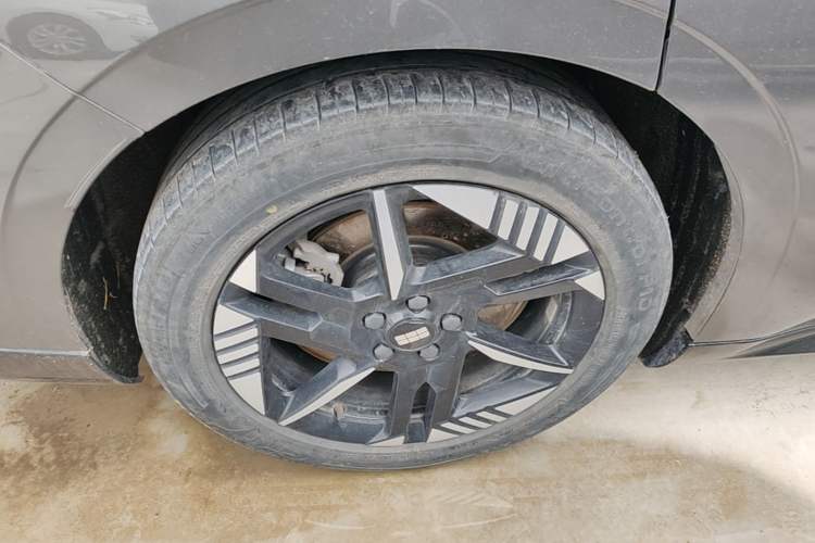 Used Geely Galaxy E8 2024 550 km Range Rear-Drive Dragon Edition Right Rear Wheel Hub