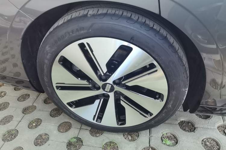 Used Geely Galaxy E8 2024 665 km Range Rear-Drive Starship Long-Range Version Right Rear Wheel Hub
