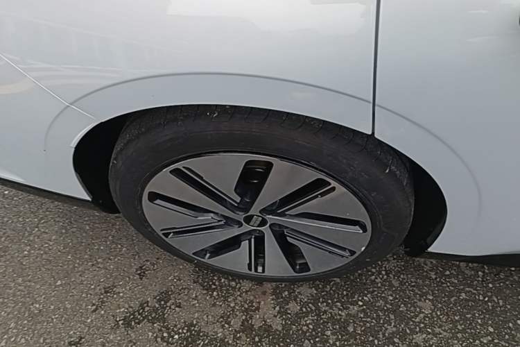 Used Geely Galaxy E8 2024 665 km Range Rear-Drive Starship Long-Range Version Right Rear Wheel Hub
